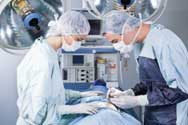 Хирурги делают операцию при желчекаменной болезни