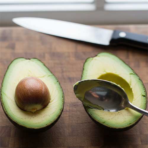 разрезанный пополам авокадо на столе