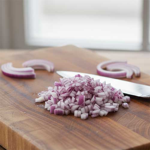 нарезанный красный лук на столе