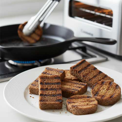 нарезают и поджаривают хлеб