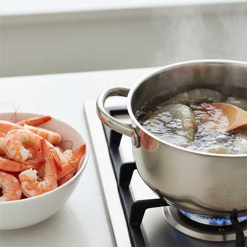 варят креветки