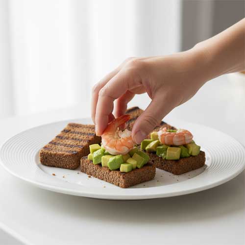 собирают канапе