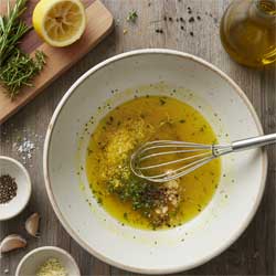 готовят маринад