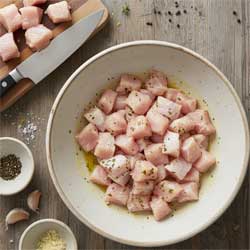 нарезаное куриное филе в миске