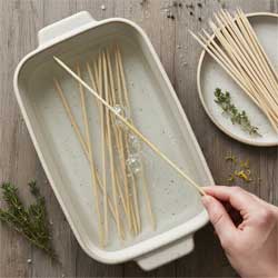 замачивают шпажки в воде