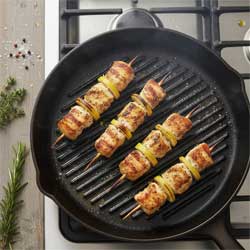 обжаривают мини-шашлычки на сковороде-гриль