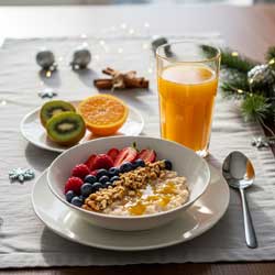 питание после Нового года: стол с легкой едой и напитком