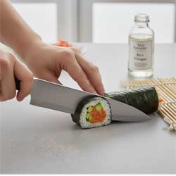 нарезаем роллы на кусочки