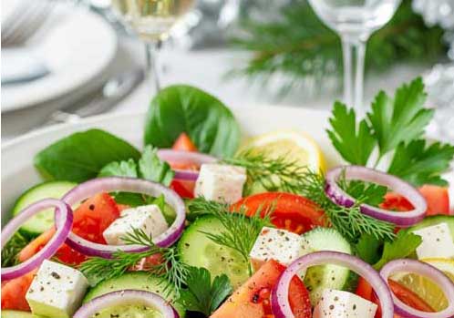 готовый салат на праздничном столе