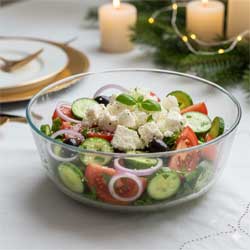 готовый салат на столе