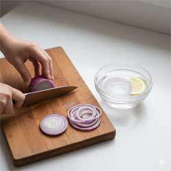 режем лук кольцами