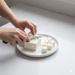 тарелка с нарезанным сыром фета