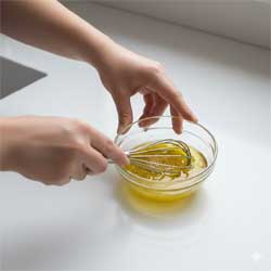 в тарелке смешивае, составные части соуса-заправки