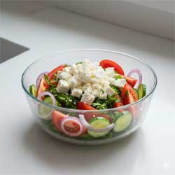 овощи, уложенные в глубокую миску