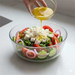 овощи в миске поливаем соусом-заправкой