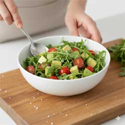 посыпаем сверху листочками руколы