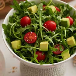 салат, готовый к подаче на стол