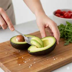 разрезаем авокадо