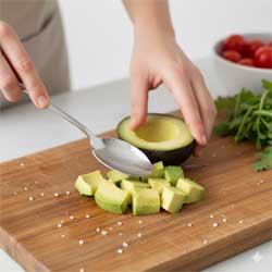 режем авокадо кубиками