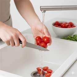 моем и режем помидоры черри