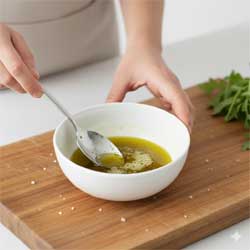 в миске смешиваем оливковое масло и лимонный сок