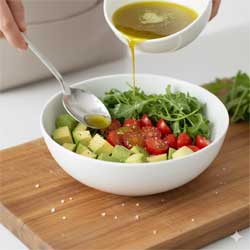 поливаем салат