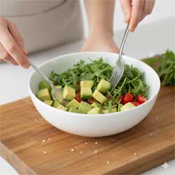 перемешиваем салат в миске