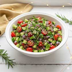 готовый салат в миске на столе