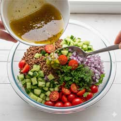 поливаем салат заправкой