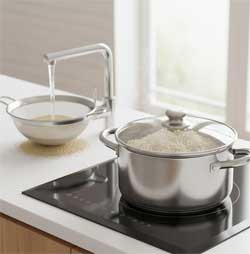 кастрюля и тарелка с киноа