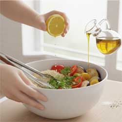 заправляют салат оливковым маслом