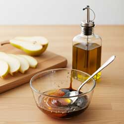 смешивают мед и бользамический уксус