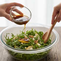 поливают заправкой