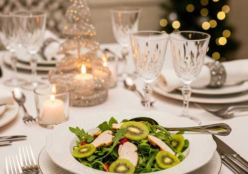 готовый салат с курицей и киви на новогоднем столе