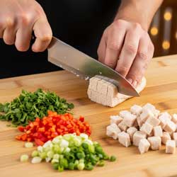 нарезают куриную грудку