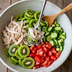 миска со всеми ингредиентами салата