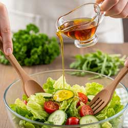 поливают салат заправкой