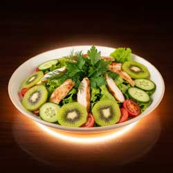 готовый салат украшеный киви и зеленью