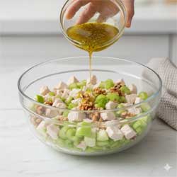 поливают салат оливковым маслом
