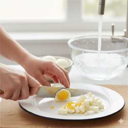 нарезают яйца