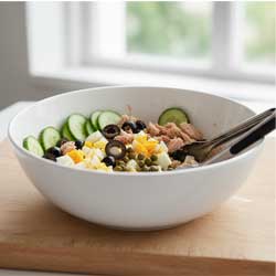 смешивают ингредиенты салата