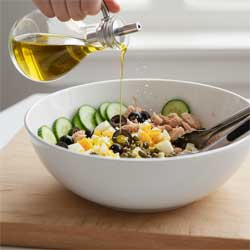заправляют салат оливковым маслом
