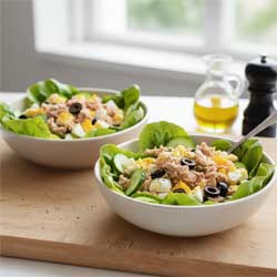 две тарелки готового салата