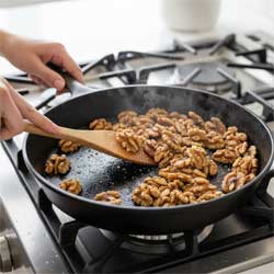 обжаривают грецкие орехи