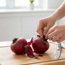 очищают запеченную свеклу