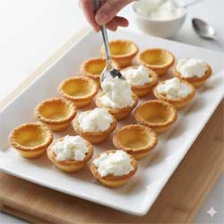 накладываем сыр в тарталетки